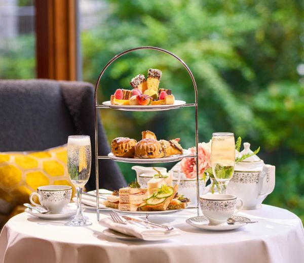 Afternoon Tea wiyh Champagne 4500px-2